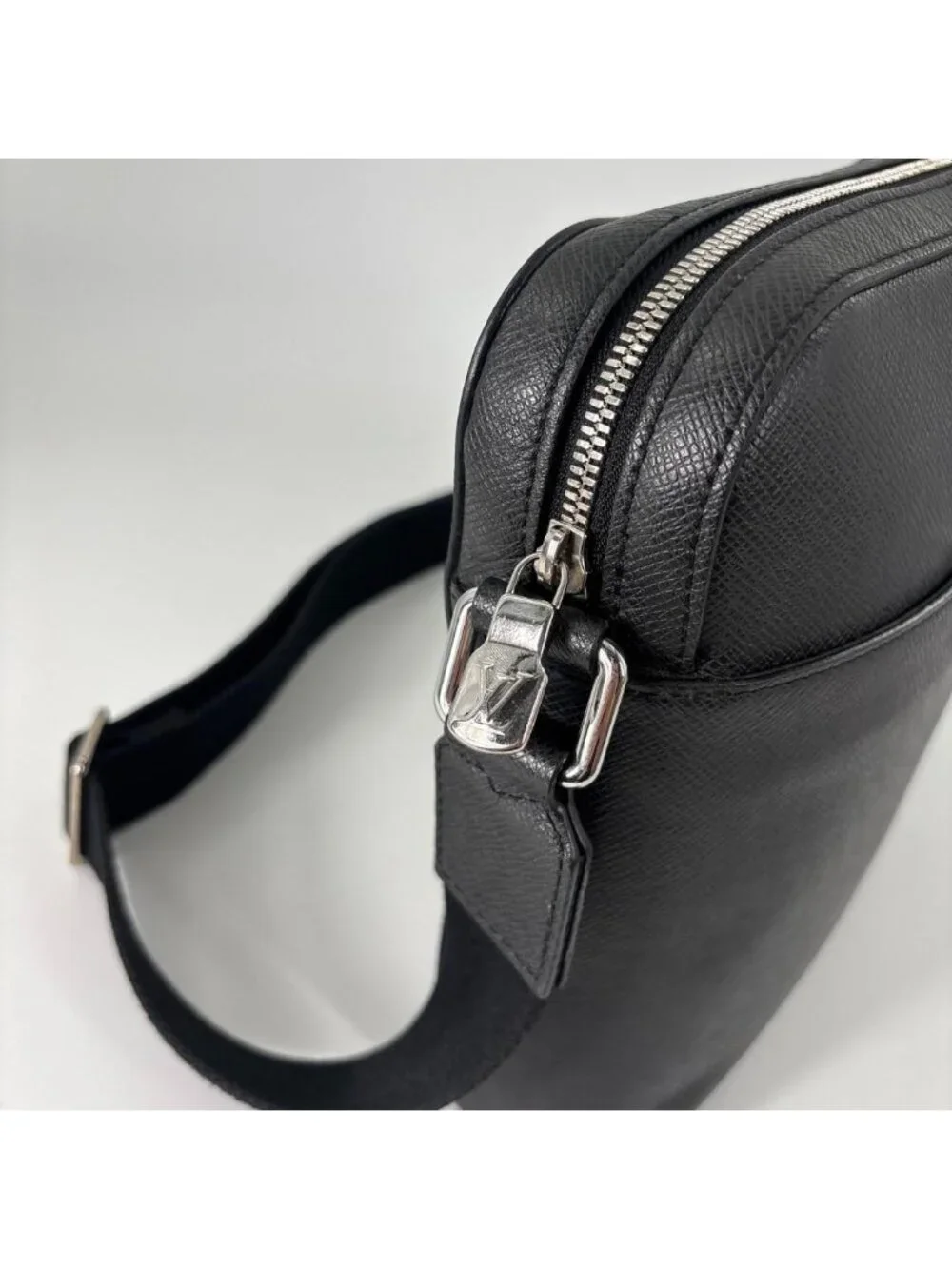Louis Vuitton Taiga Anton Shoulder Bag